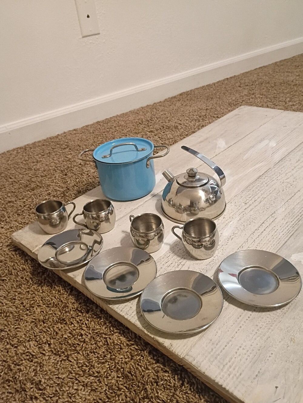 Pretend play dishes in good condition